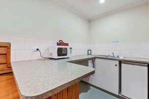 Refrigerador, microondas, cafetera/tetera, tetera/pava eléctrica