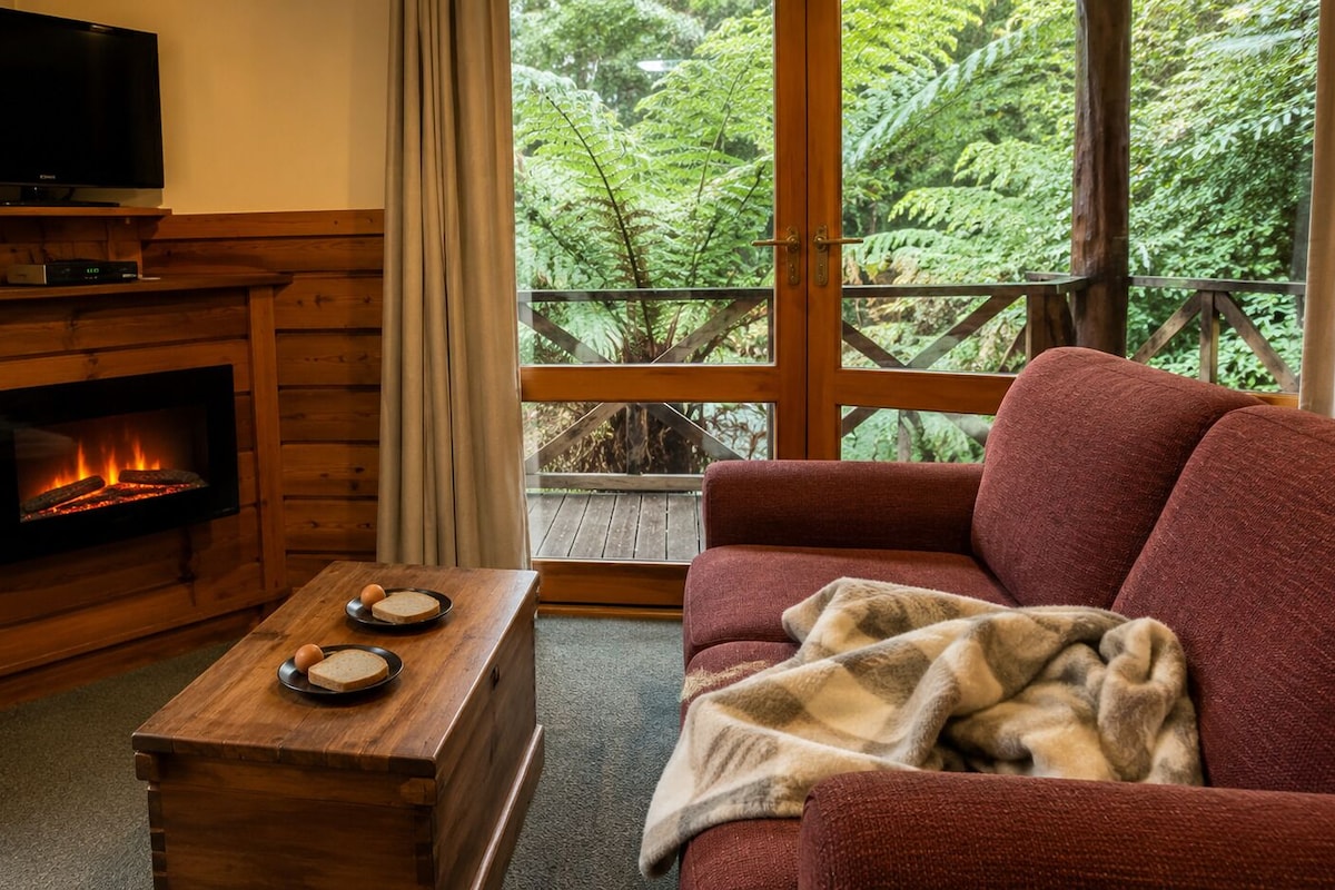 Tabla de planchar con plancha y ropa de cama 