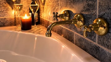 Standard Cabin, Non Smoking, Jetted Tub (Possum's Patch) | Bathroom | Shower, free toiletries, hair dryer, towels
