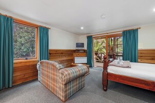 Tabla de planchar con plancha y ropa de cama 