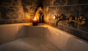 Chalet Confort, bain à remous, vue jardin (Quoll's Hideaway) | Salle de bain