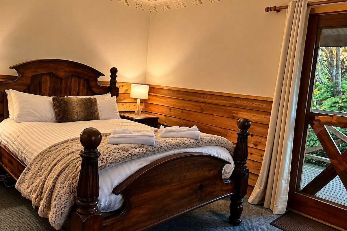 Tabla de planchar con plancha y ropa de cama 