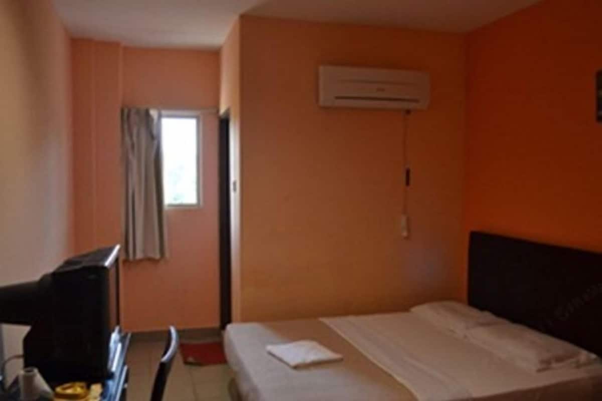 Desk, iron/ironing board, free rollaway beds, free WiFi