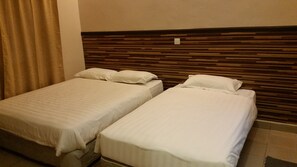Deux lits simples avec des têtes de lit en bois dans une chambre d'hôtel.