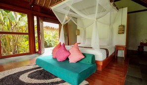 Minibar, brankas, meja kerja, dan tempat tidur lipat/tambahan
