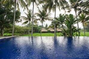 Kolam renang outdoor