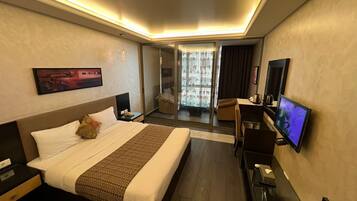 Junior Studio | Egyptian cotton sheets, premium bedding, pillow-top beds, in-room safe