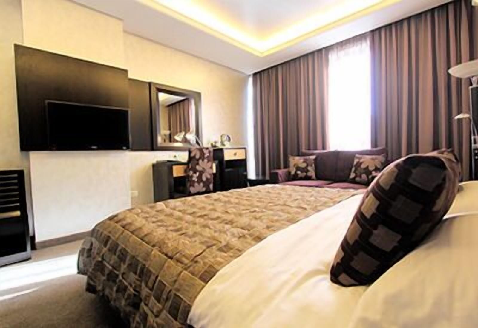 Egyptian cotton sheets, premium bedding, pillowtop beds, in-room safe