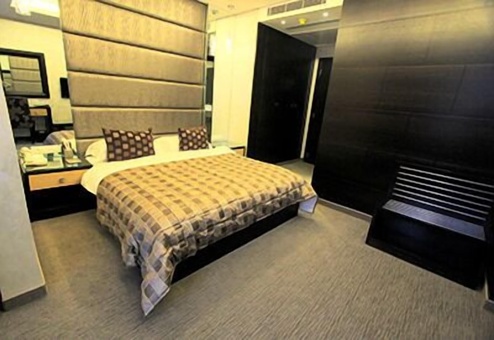 Egyptian cotton sheets, premium bedding, pillowtop beds, in-room safe
