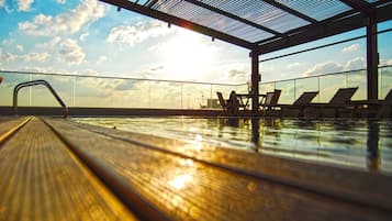 Una piscina al aire libre de temporada