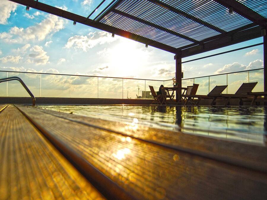 Una piscina al aire libre de temporada