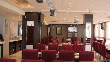 Desayuno buffet diario (USD 10 por persona)