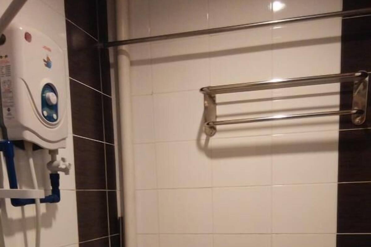 Ein Badezimmer mit Toilette, Bidet und Dusche.