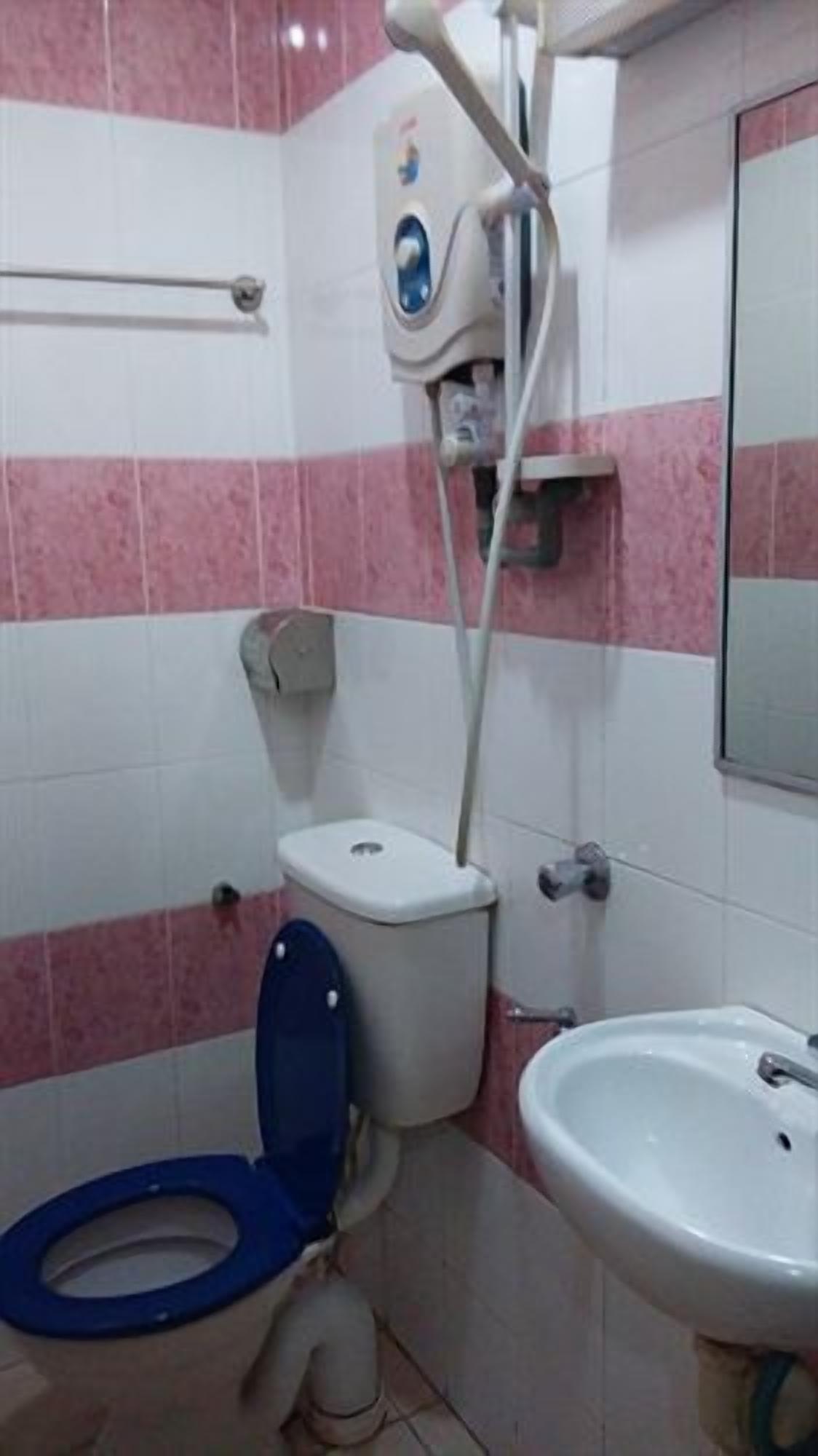 A bathroom with a toilet, bidet, and sink.