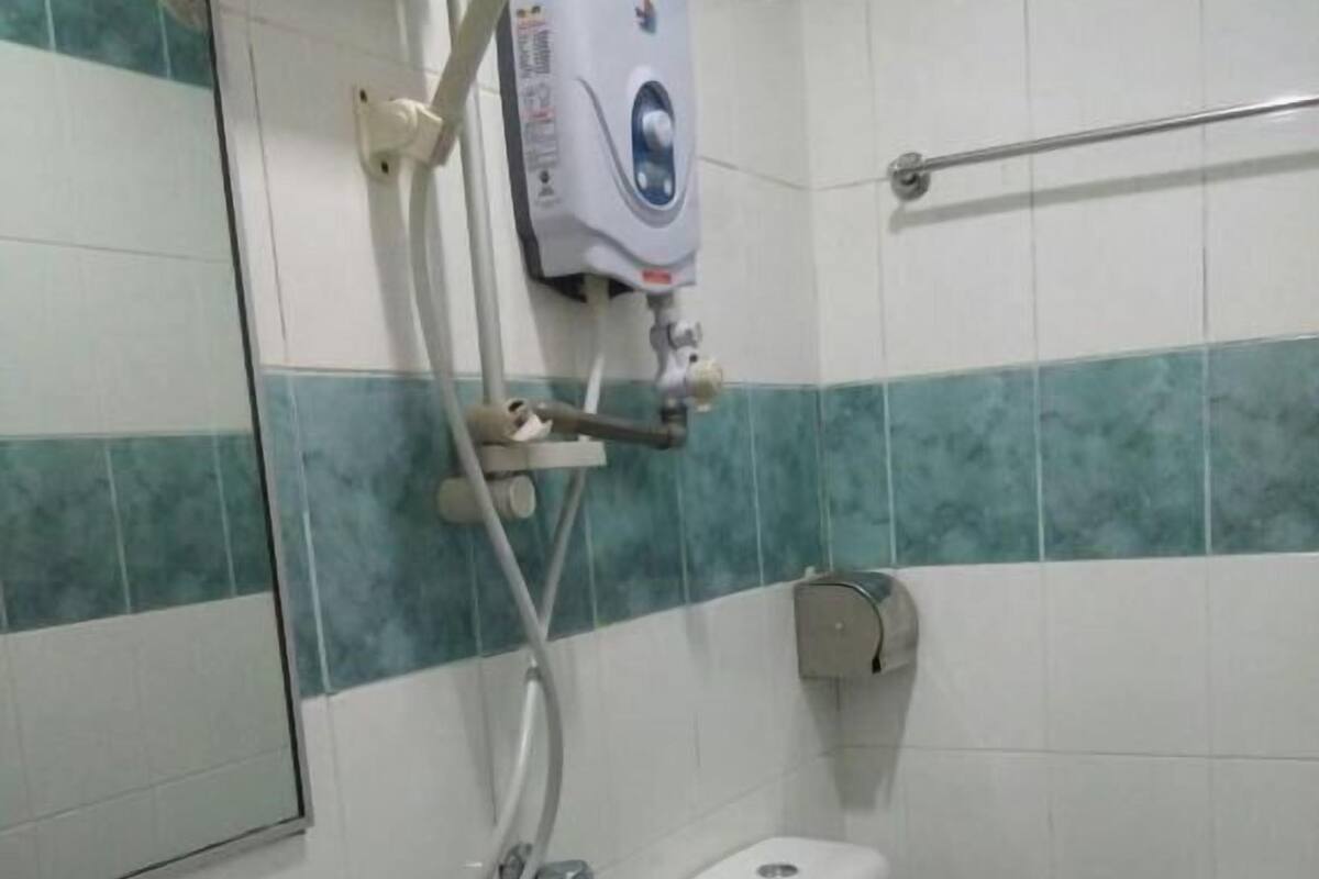 Ein Badezimmer mit Toilette, Bidet und Waschbecken.