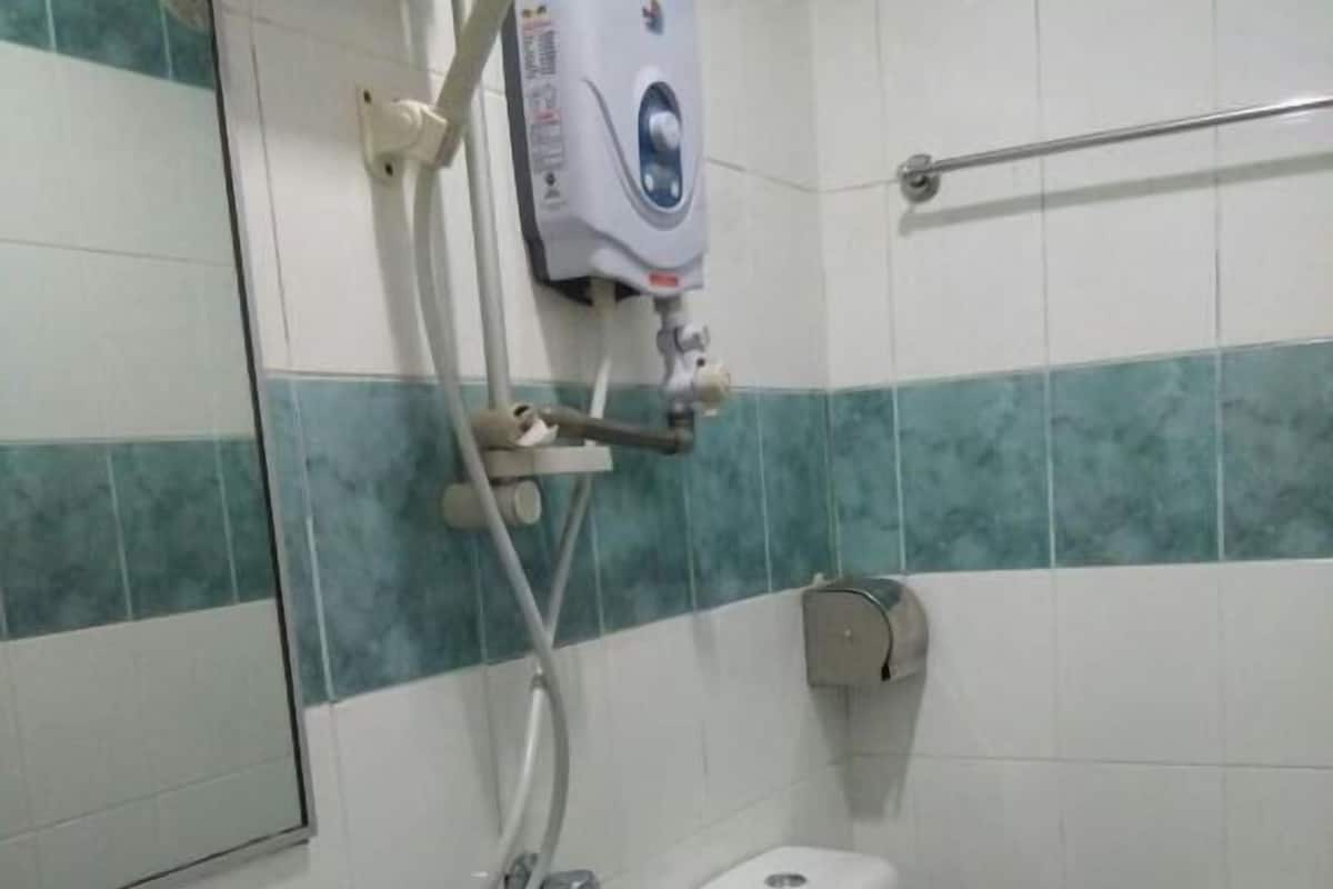 Camera tripla | Bagno | Doccia, set di cortesia gratuito, asciugacapelli, asciugamani