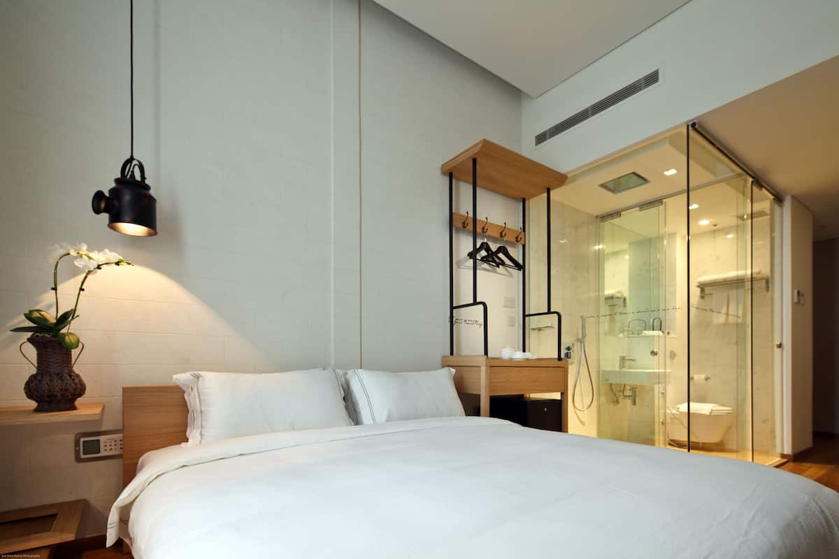 deluxe room, 1 bedroom, private bathroom | 1 bedroom, in-room safe, iron/ironing board, free cots/infant beds