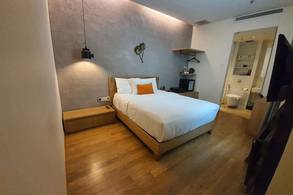 executive room, 1 king bed | 1 bedroom, in-room safe, iron/ironing board, free cots/infant beds