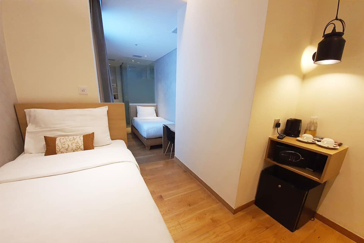 Deluxe Twin kamer, 2 eenpersoonsbedden, privébadkamer | 1 slaapkamer, een kluis op de kamer, een strijkplank/strijkijzer