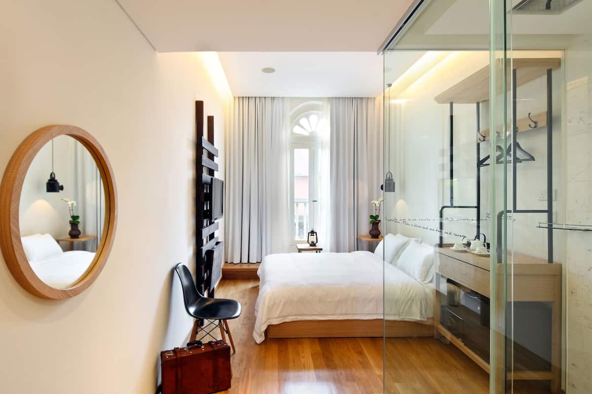 deluxe room, 1 bedroom, private bathroom | 1 bedroom, in-room safe, iron/ironing board, free cots/infant beds