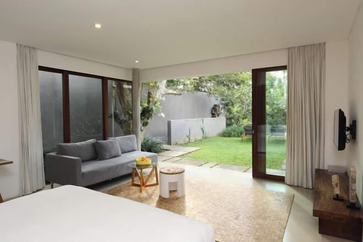 3 bedrooms, down duvets, pillow-top beds, minibar