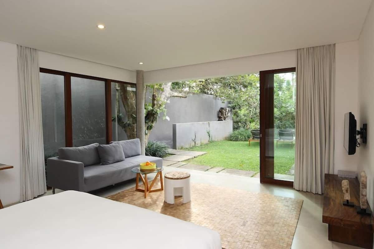 Down comforters, pillowtop beds, minibar, in-room safe