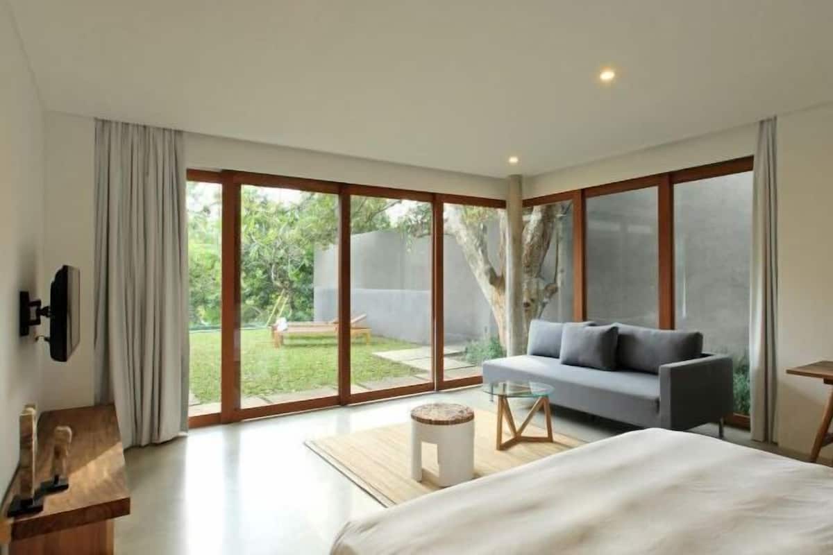 3 bedrooms, down duvets, pillow-top beds, minibar