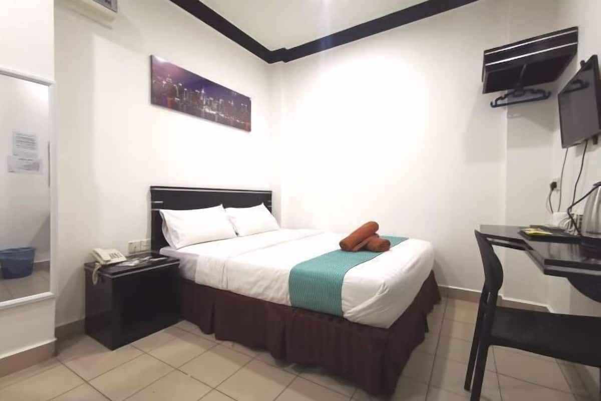 Desk, soundproofing, iron/ironing board, free WiFi