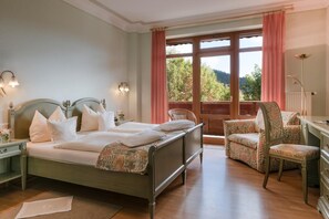 Free minibar, in-room safe, individually decorated - Hotel Restaurant Landhaus Sonnenhof (Adenau)