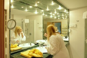 Double Room | Bathroom | Shower, hair dryer, bathrobes, towels - Hotel Restaurant Landhaus Sonnenhof (Adenau)