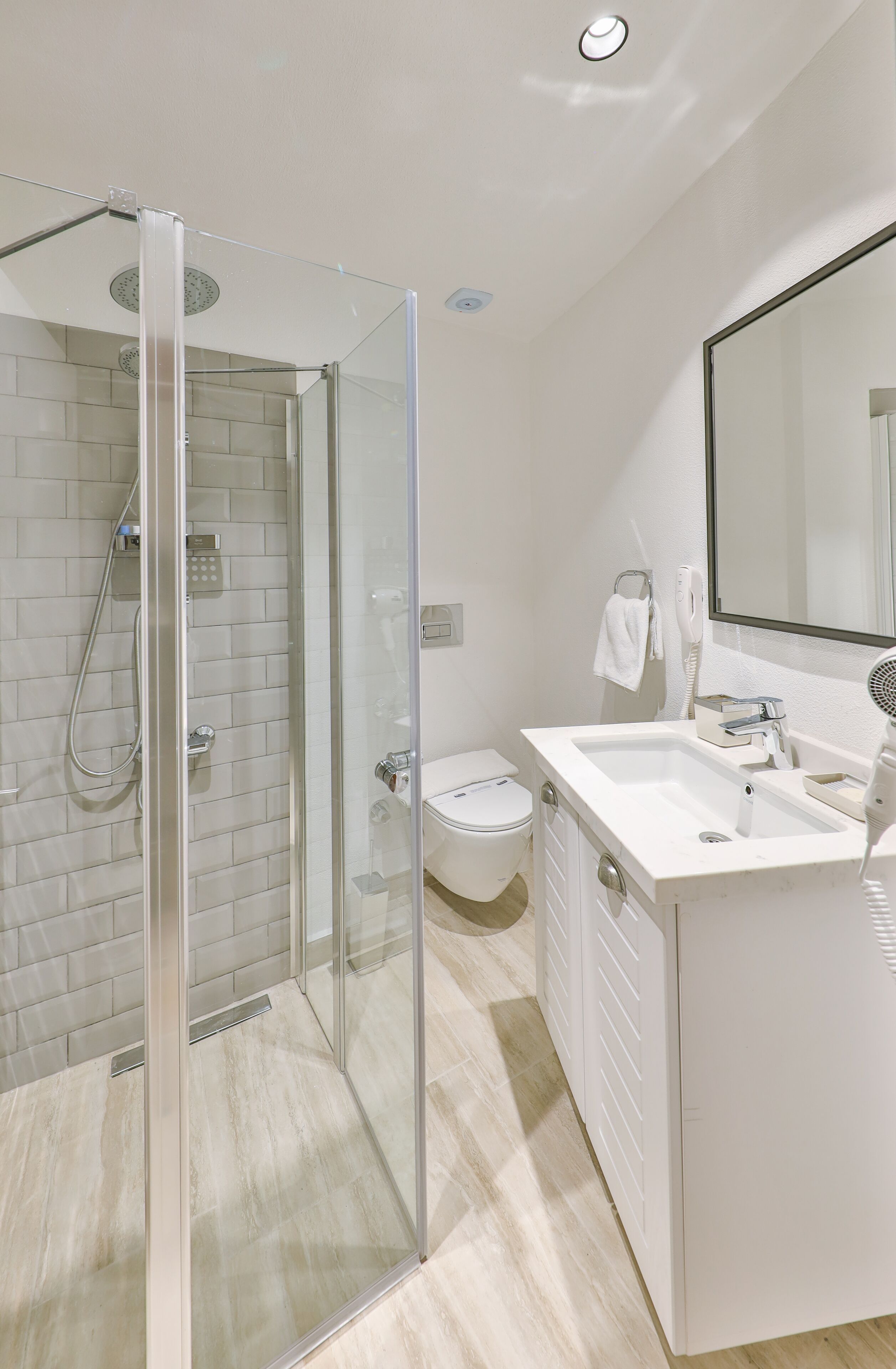 triple room | bathroom | shower, free toiletries, hair dryer, slippers