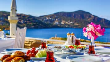 Restaurante con mesas al aire libre 