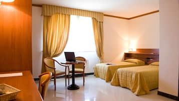 Hochwertige Bettwaren, Minibar, Zimmersafe, Schreibtisch