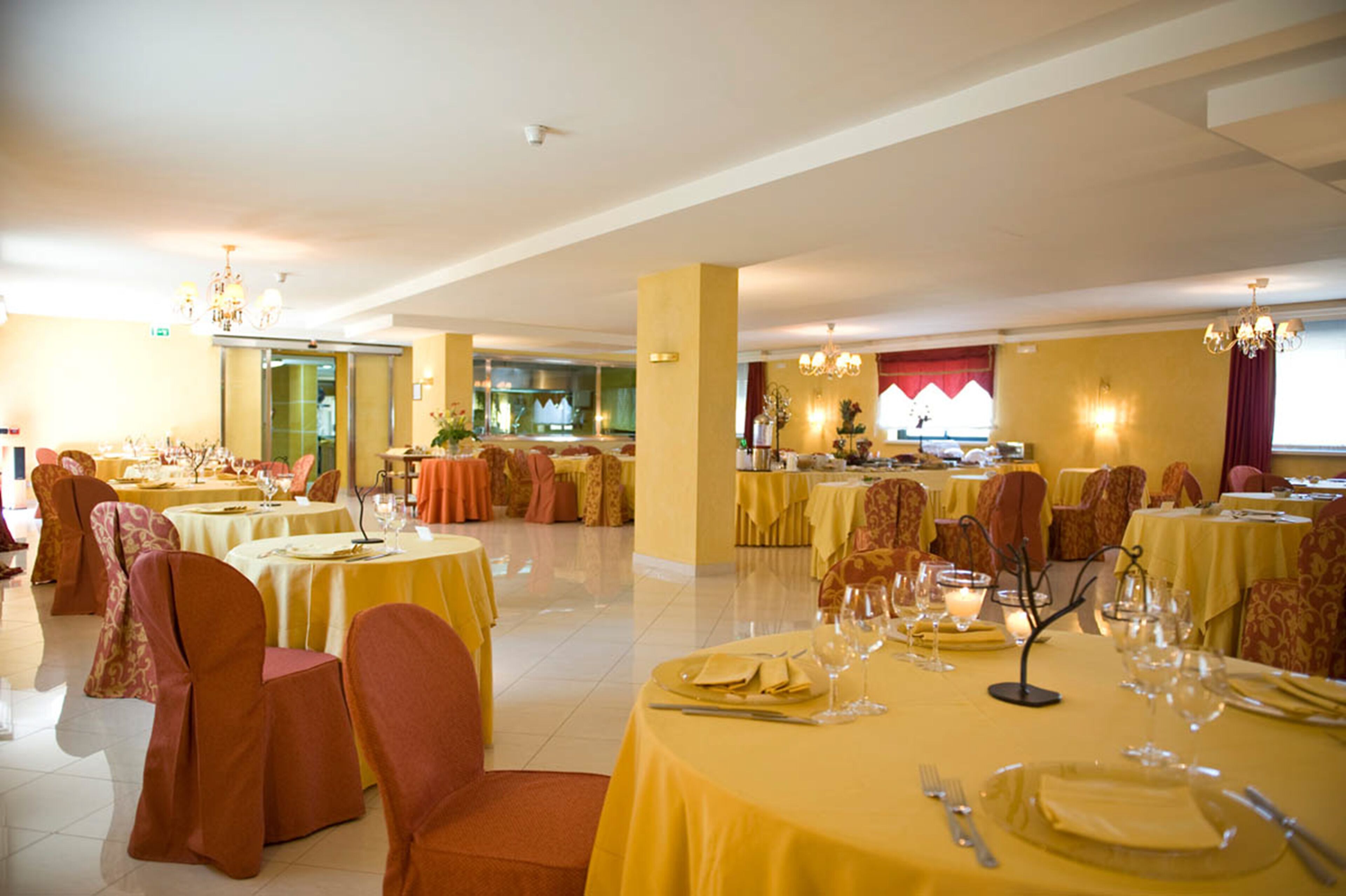 Déjeuner et dîner servis sur place, spécialités Cuisine méditerranéenne