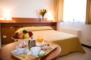 Ropa de cama de alta calidad y minibar 