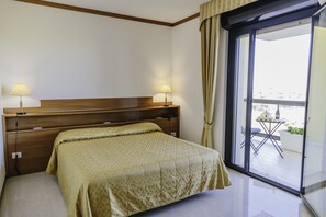 Junior-Suite, Balkon | Hochwertige Bettwaren, Minibar, Zimmersafe, Schreibtisch