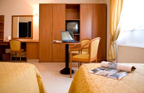 Triple Room | Premium bedding, minibar, in-room safe, desk - Hotel Federiciano (Valenzano)