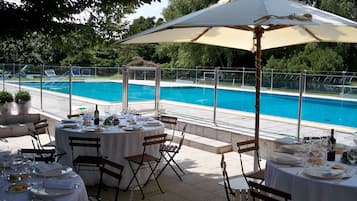 Breakfast, lunch, dinner served; Italian cuisine