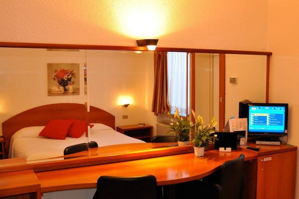 Dundyner, minibar, pengeskab på værelset, skrivebord