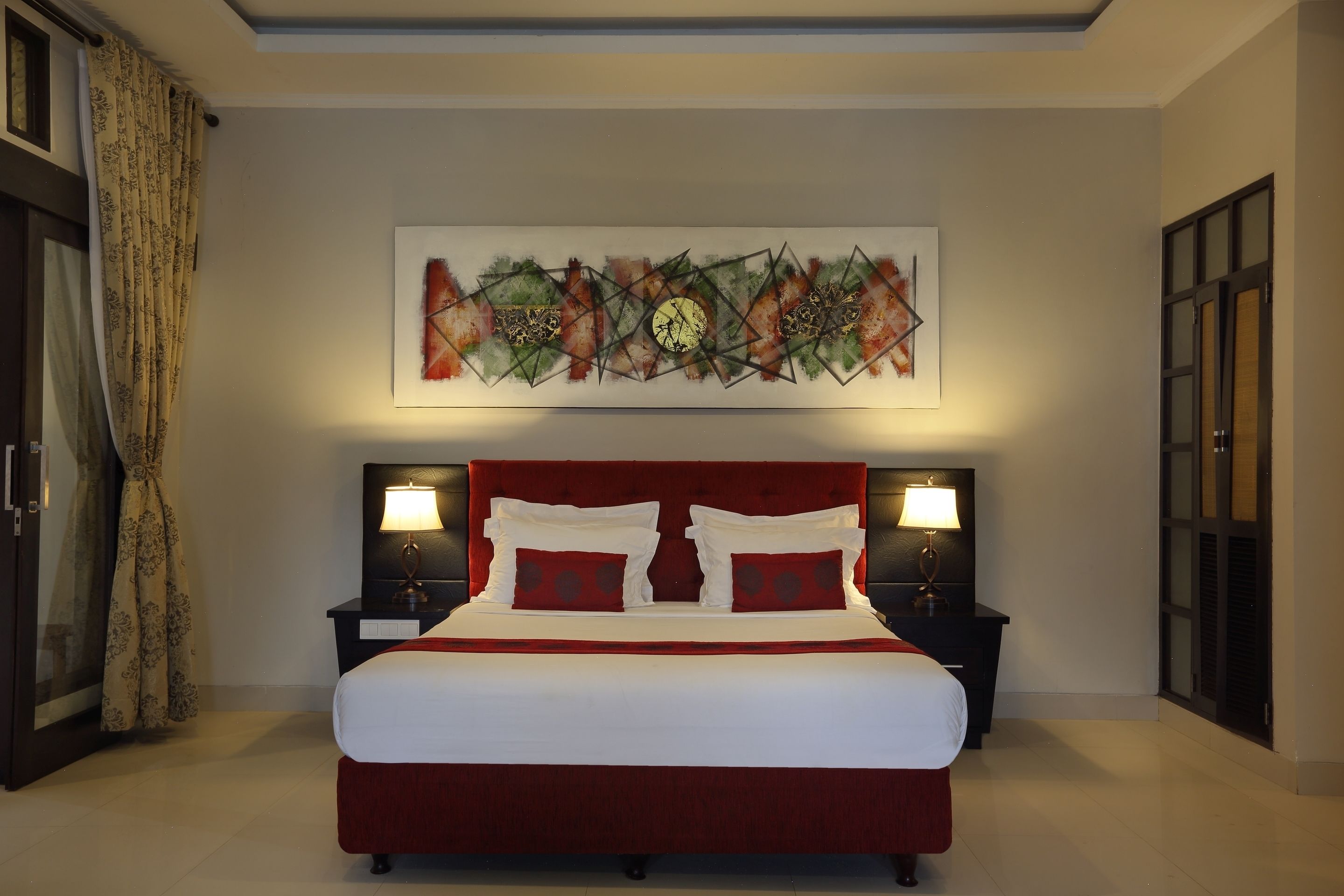 deluxe room | minibar, in-room safe, desk