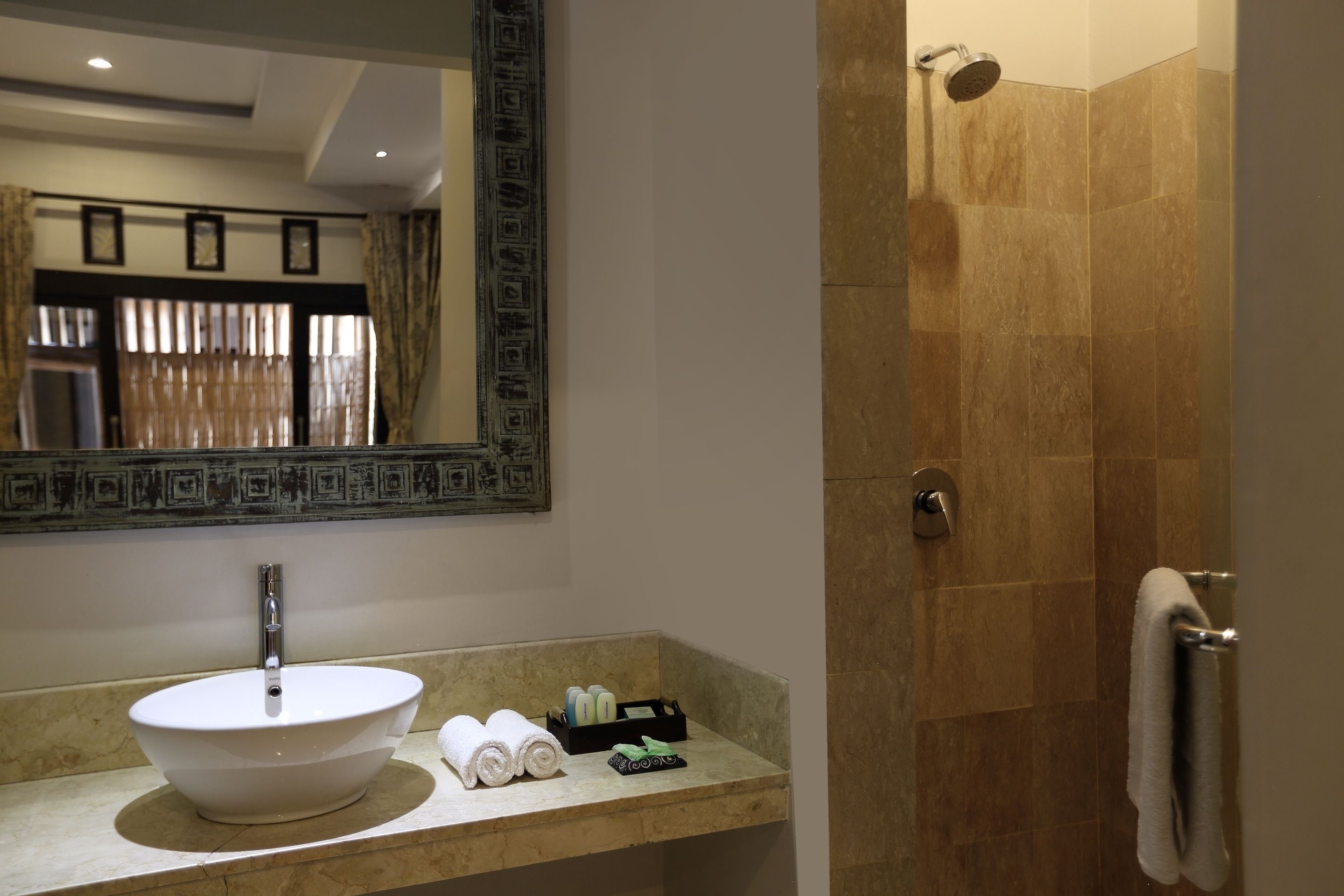 deluxe room | bathroom | shower, free toiletries, hair dryer, towels