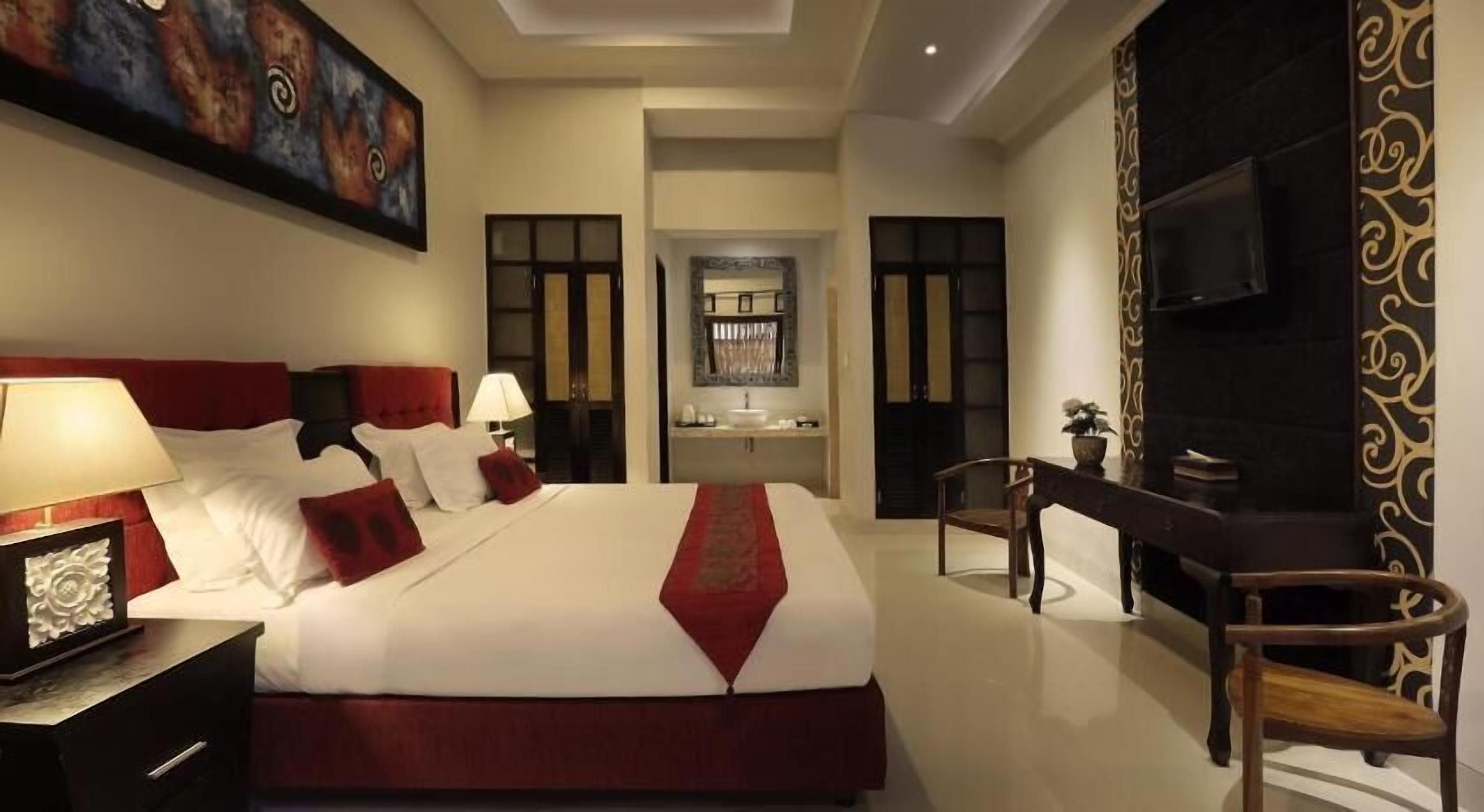 Minibar, coffres-forts dans les chambres, bureau