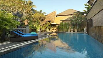 Una piscina al aire libre