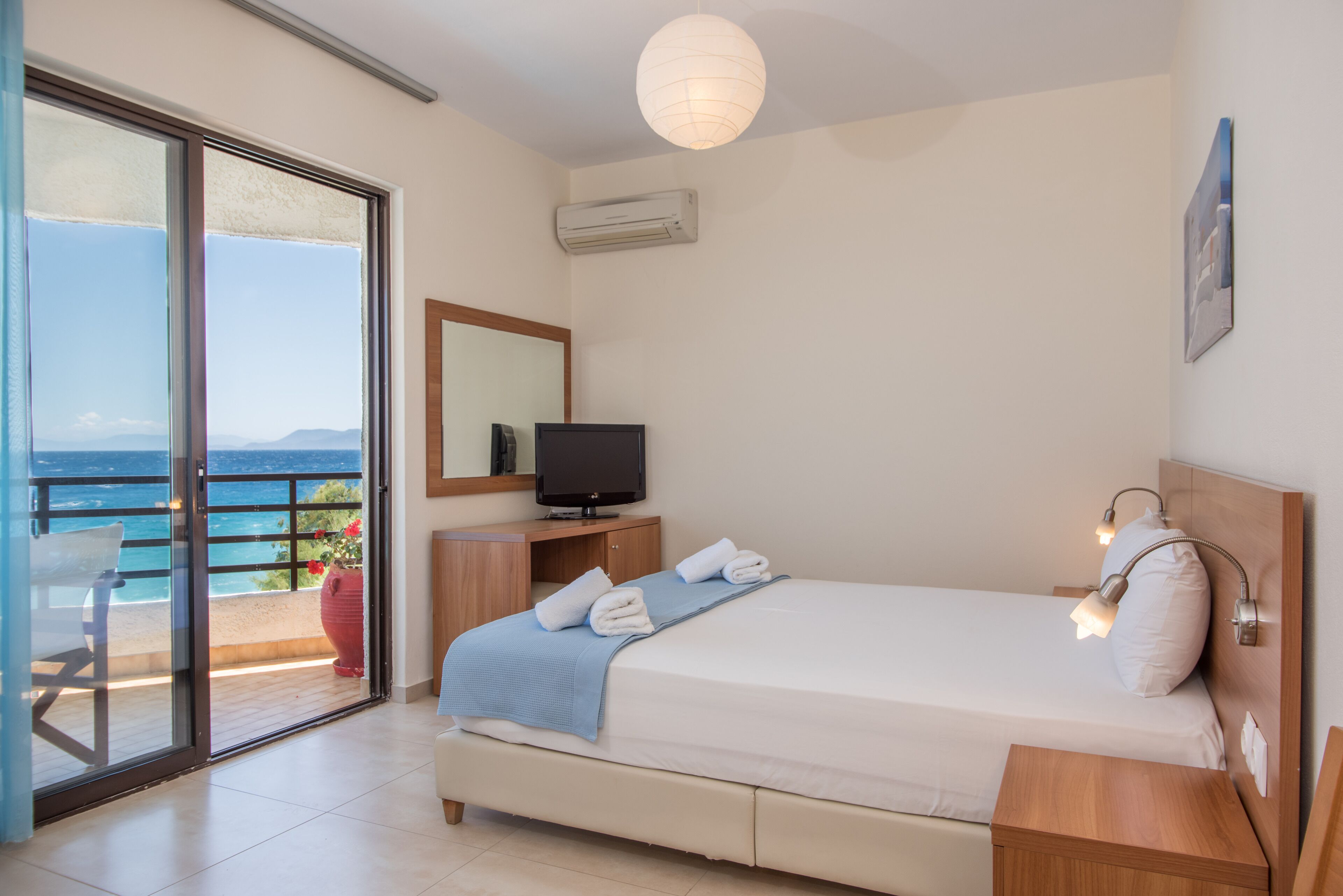 双人房或双床房 | 客房内保险箱、婴儿床、折叠床/加床（额外收费）、免费 WiFi