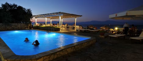 Piscine extérieure, parasols de plage, chaises longues