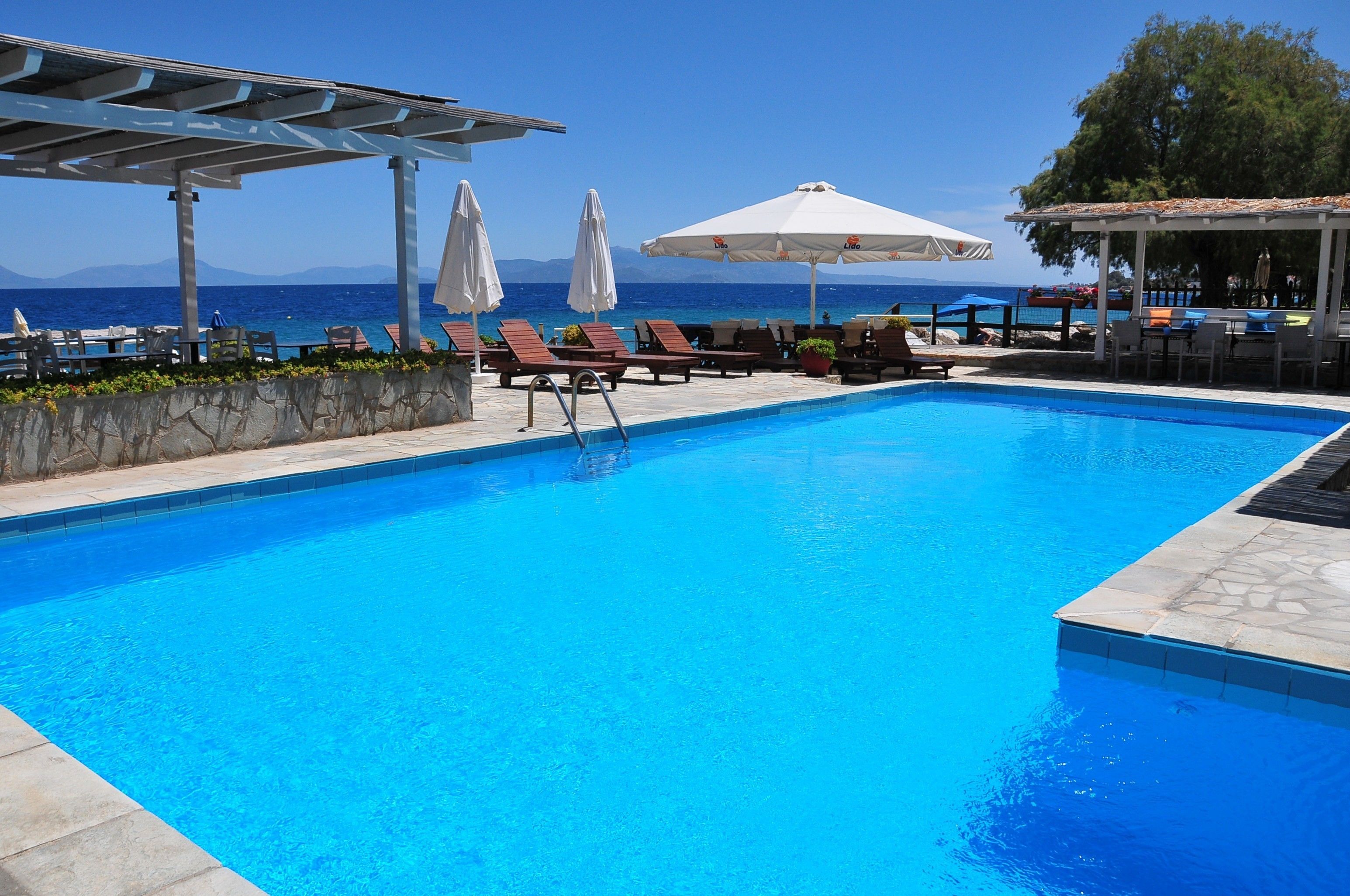 室外游泳池，池畔遮阳伞，日光浴躺椅