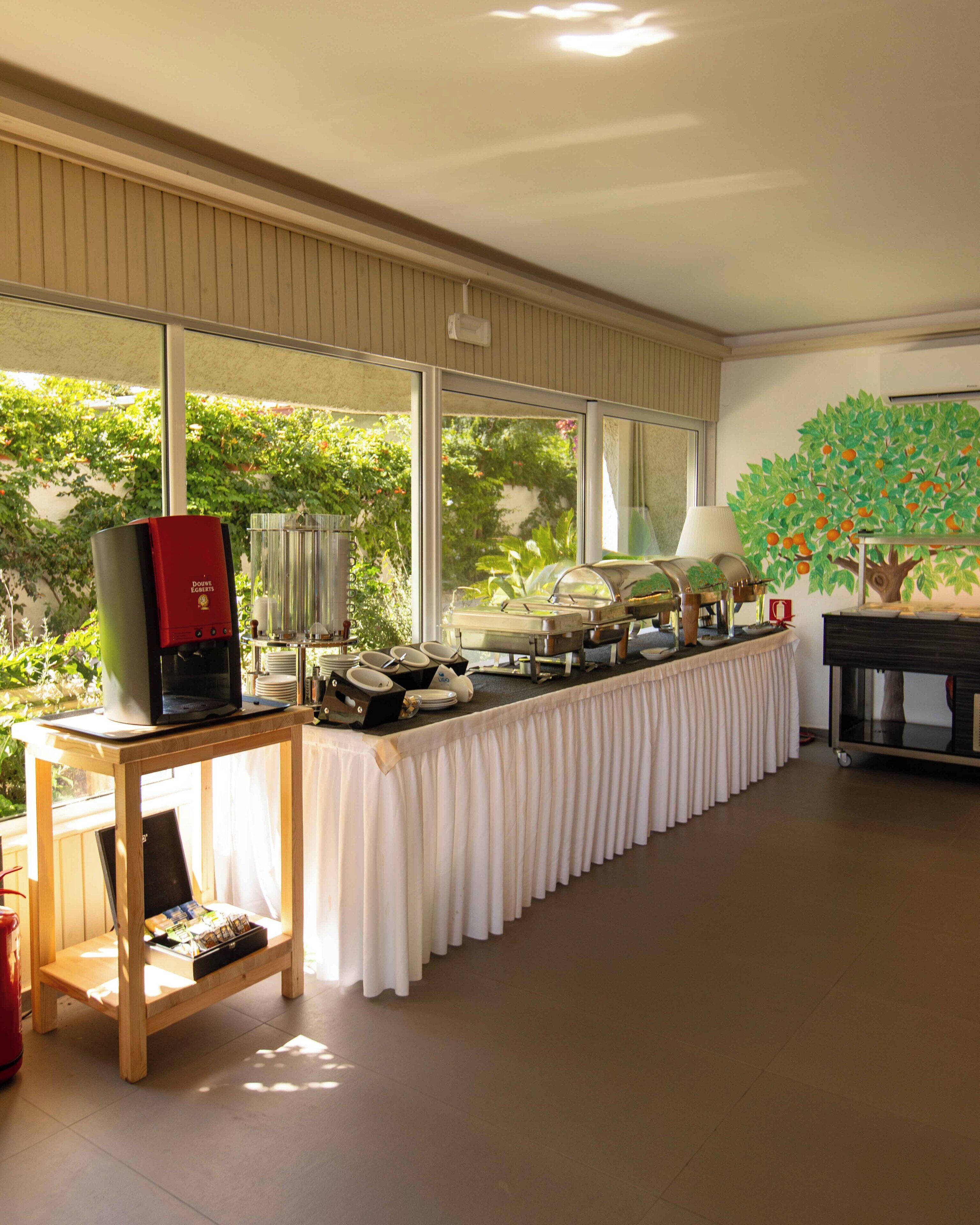 供应早餐、午餐、晚餐和早午餐