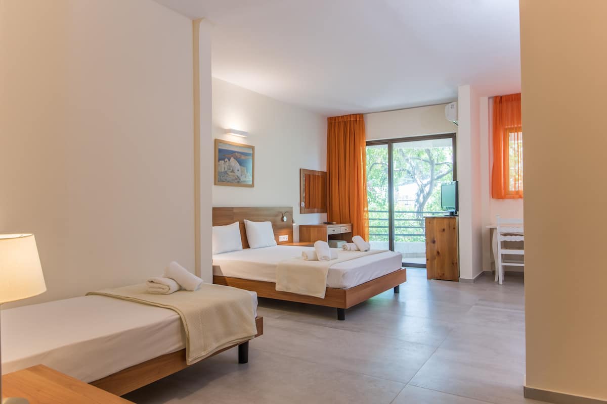 quadruple room | in-room safe, cots/infant beds, rollaway beds, free wifi