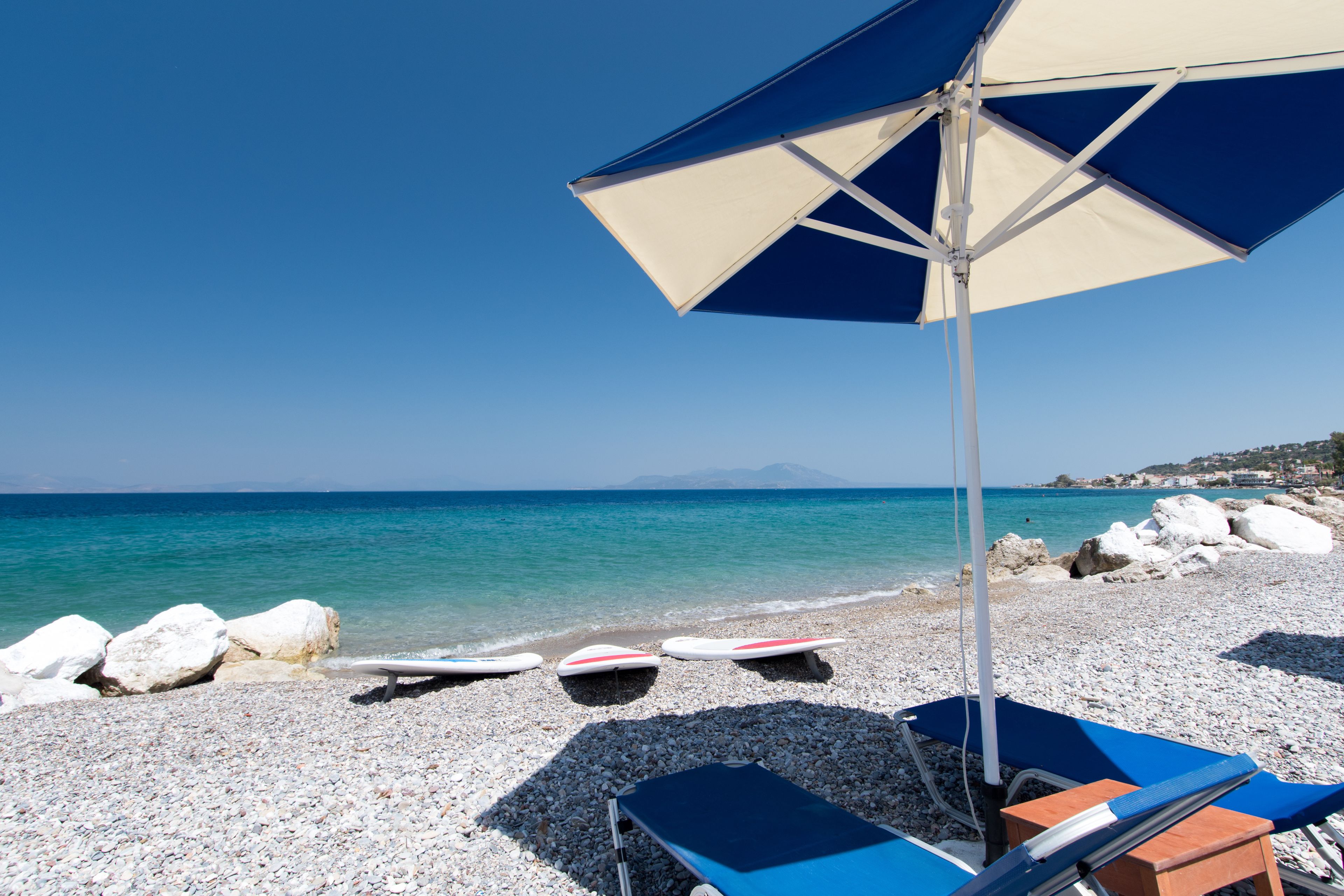 Privatstrand, Liegestühle, Sonnenschirme, Strandtücher