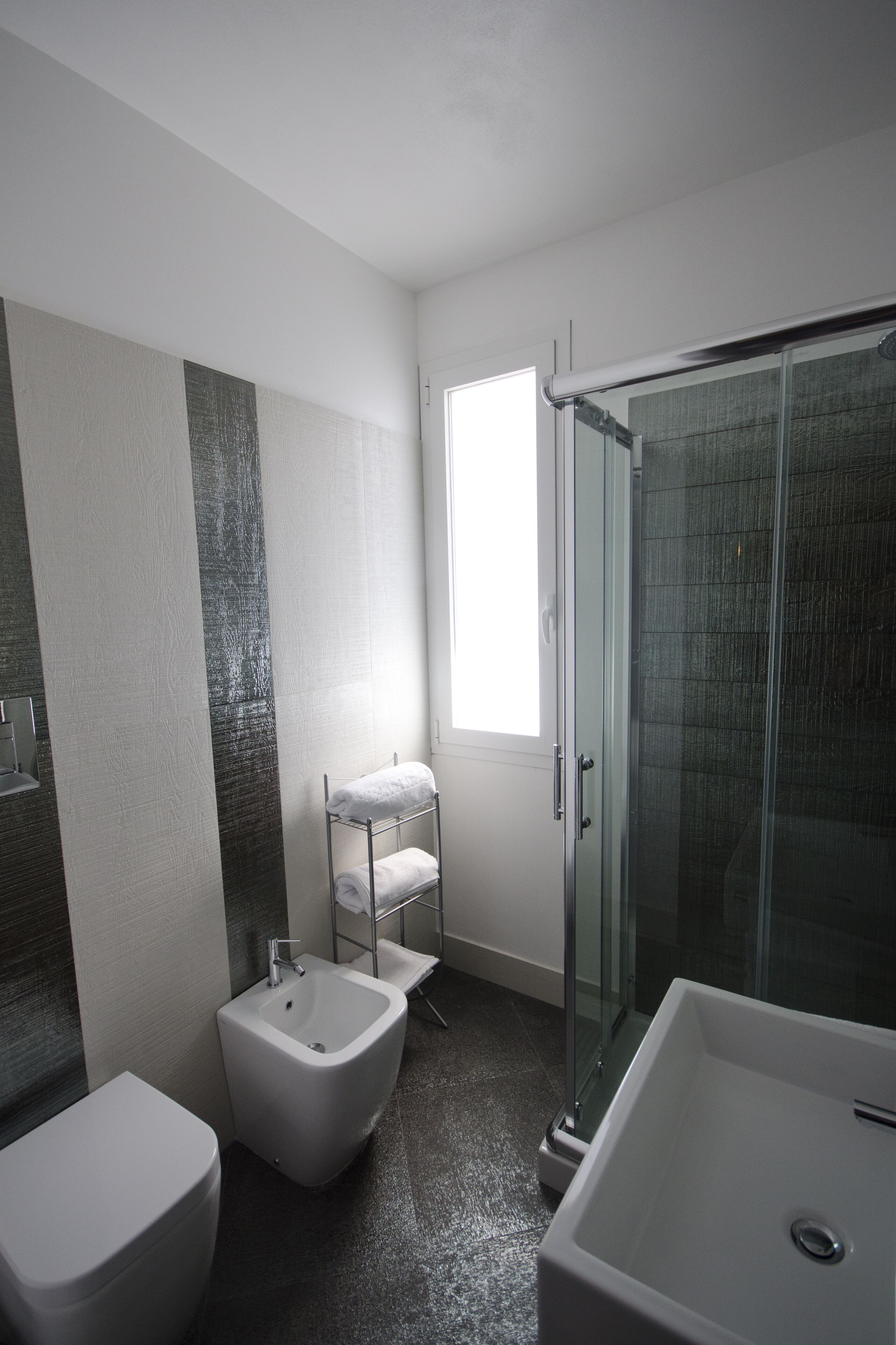 deluxe double or twin room, 1 bedroom, poolside | bathroom | shower, free toiletries, hair dryer, bidet